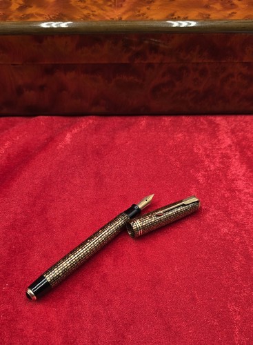 Fountain pen parker golden - golden, web